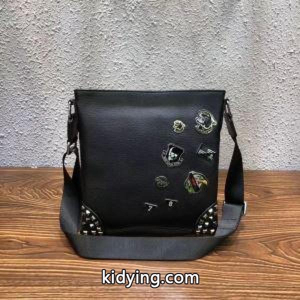 PHILIPP PLEIN フィリッププレイン コピー バッグ メンズ ショルダーバッグ ブラック スタッズ付き パッチ 大容量 最安値-0