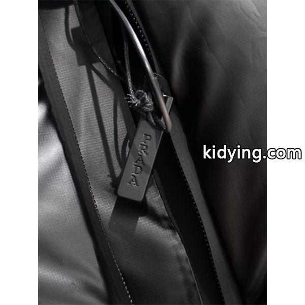 プラダ PRADA コピー ブラックツーンダウンベスト レッドロゴアクセント 高品質2025秋冬アウター-4