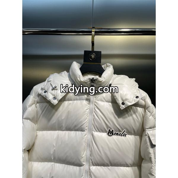 Moncler 上質感漂う ホワイト × スクリプトロゴ 暖か 冬映え モンクレール コピー 激安 ダウンジャケット-1