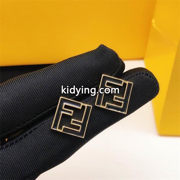 秋冬トレンドを取り入れたコーデを楽しむ フェンディ FENDI ピアス ブランド コピー 激安(日本最大級)-1