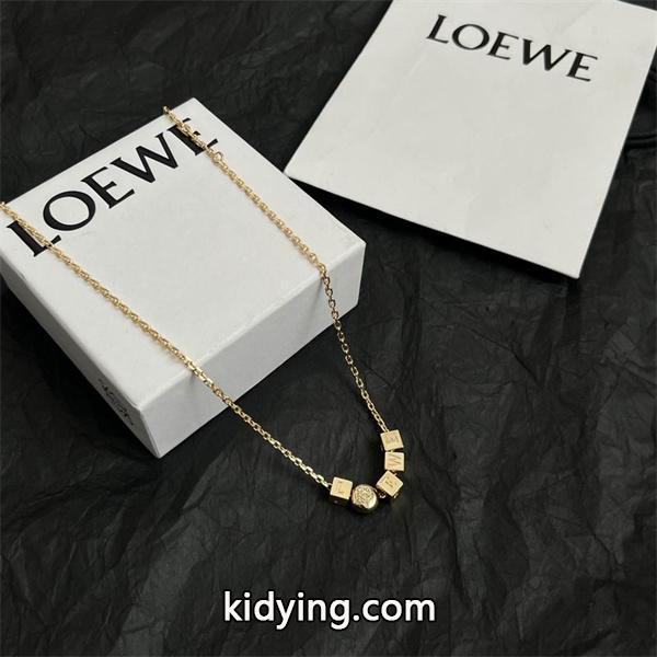 人気急上昇 ロエベ LOEWE コピー ネックレス ゴールドキューブロゴ 高級感漂う上品ジュエリー-3