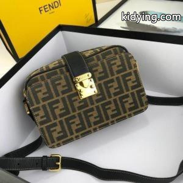 斜め掛けバッグ フェンディ FENDI 2019秋冬の必需品 秋冬トレンドを取り入れたコーデを楽しむ_フェンディ FENDI_ブランド コピー 激安(日本最大級)-0