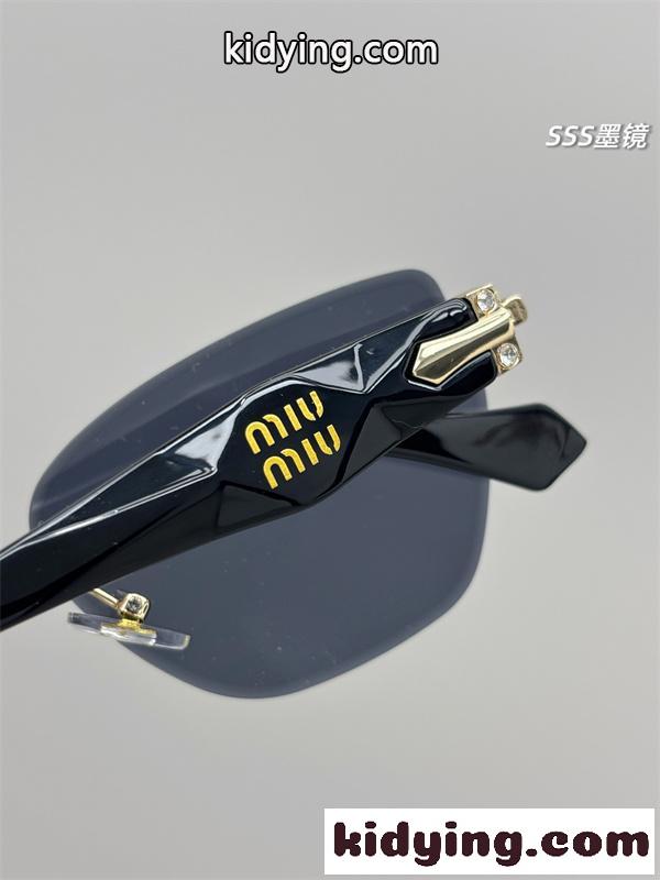 スクエアフレーム メタルブリッジ アイコニックデザイン MIUMIU ミュウミュウ コピー サングラス モードスタイル-4