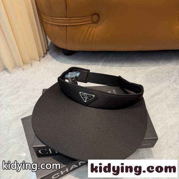 2026新作 PRADA プラダ サンバイザー風空頂キャップ レディース メンズ 軽量ワイドブリム アナグラムプレート付き 日除けデザイン帽子-2