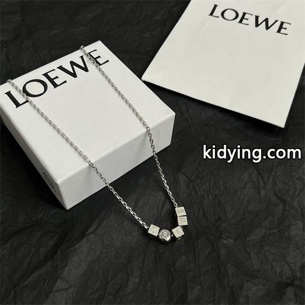 限定感たっぷり ロエベ LOEWE 偽物 ネックレス シルバーキューブロゴ 上質な輝き-0