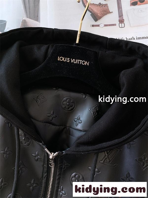 Louis Vuitton スーパーコピー フード付き ジップブルゾン ブラック エンボスモノグラム ルイヴィトン 光沢切替 高級感 ジャケット-2