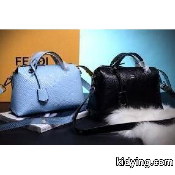 永遠の定番モデルのフェンディ、Fendiの有名人の愛用品の黒と青のレディースハンドバッグ_フェンディ FENDI_ブランド コピー 激安(日本最大級)-0
