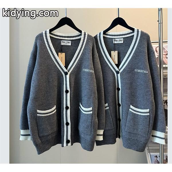 ミュウミュウカーディガン コピー Miu Miu グレー レディース Vネック ニット ロゴ入り ポケット付き トップス 人気-0