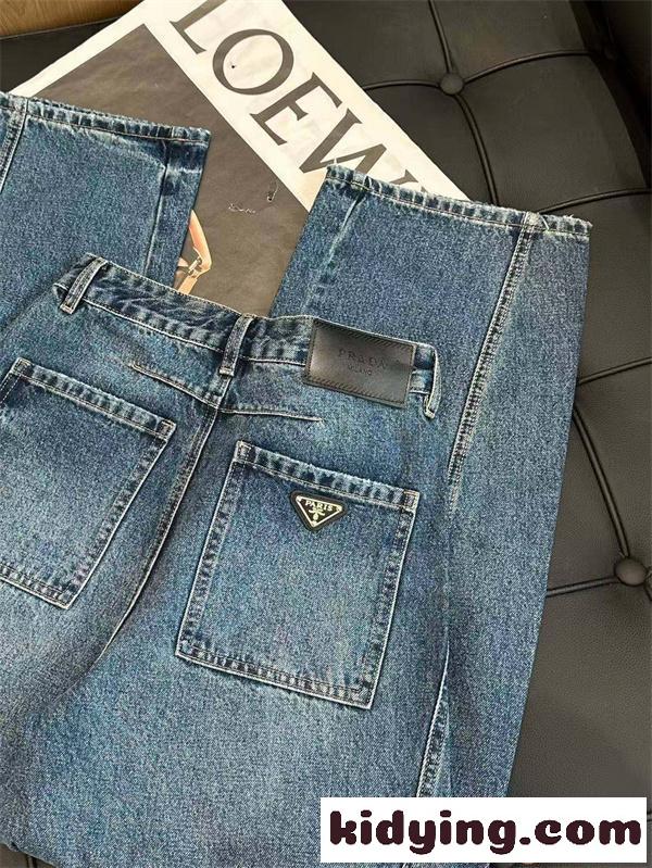 ストレートデニム プラダ コピー ブルー ワイド感 美脚見え ウォッシュ加工 Prada 三角プレート 後ろポケット-7