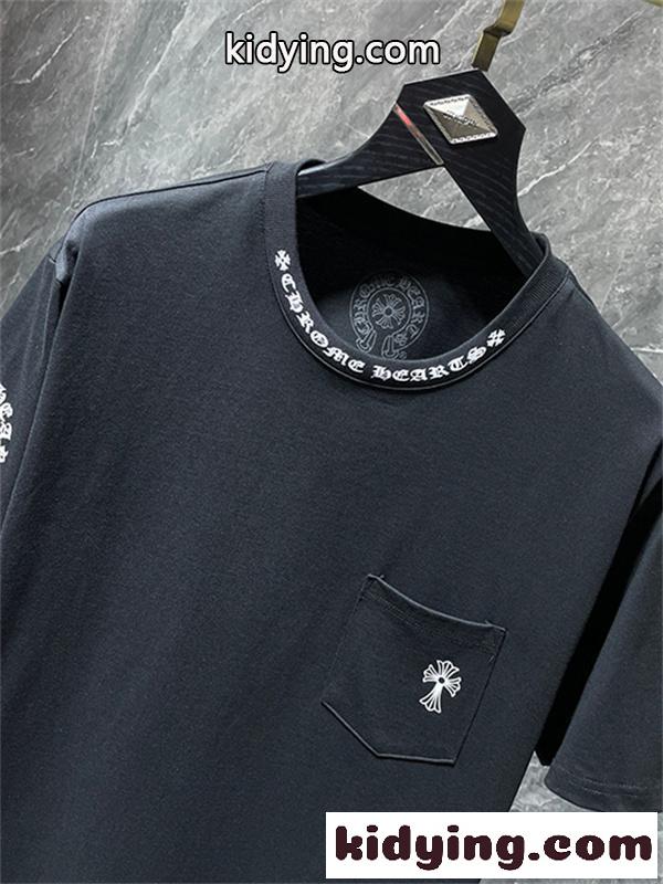 チャコールブラック ポケットTシャツ Chrome Hearts クロムハーツ コピー ホワイトクロス刺繍風 袖ロゴ入り 半袖カットソー-6