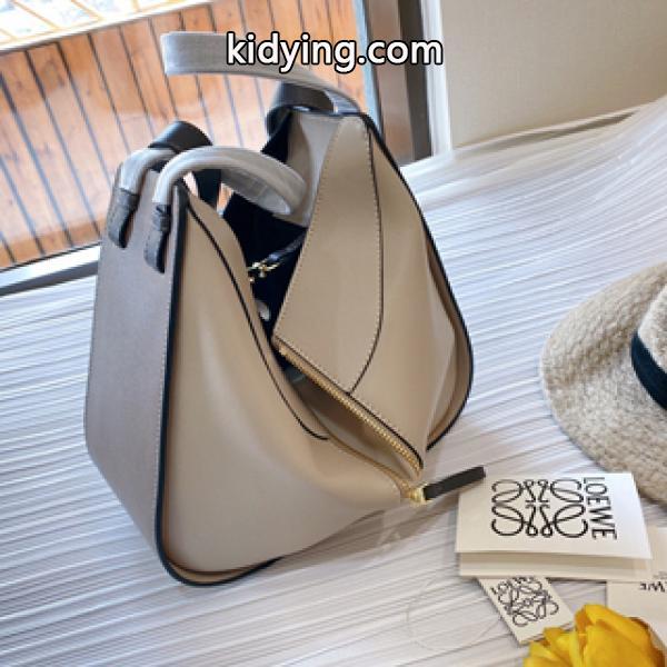 人気の定番カラー LOEWEロエベ ハンモック コピー バッグ 形を変えられる エレガンスな美しい カーキ-0