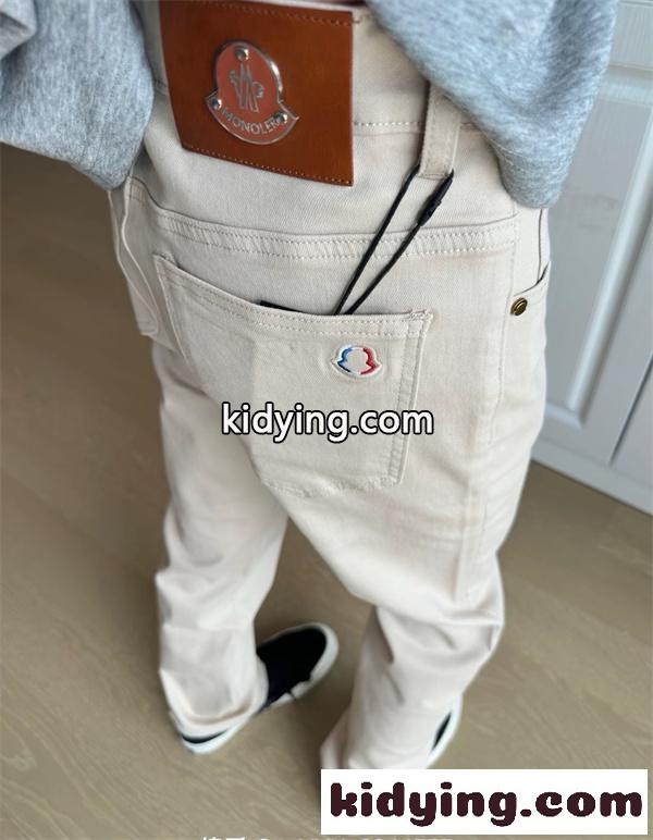 クリーンホワイト ストレートデニム 美脚シルエット MONCLER モンクレール コピー デニムパンツ ミニマル 旬コーデ 即完-8