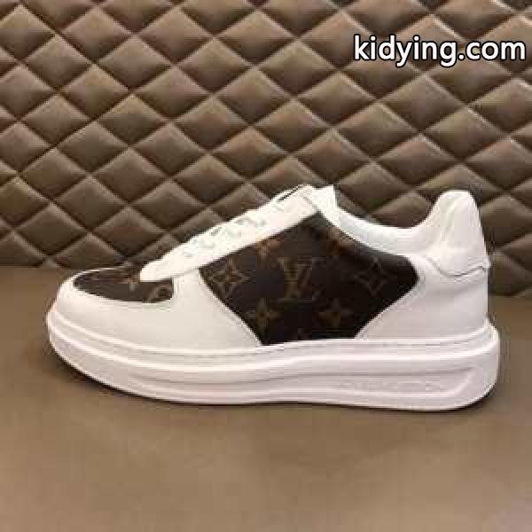 冬ムードを盛り上げる ルイ ヴィトン 動きやすく楽チンなスタイル LOUIS VUITTON 防寒とおしゃれを両立させるコーデ ランニングシューズ_ルイ ヴィトン LOUIS VUITTON_ブランド コピー 激安(日本最大級)-0