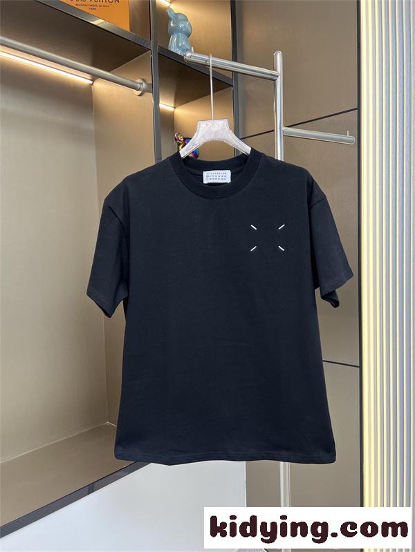 新作注目 ブラック ミニマル Maison Margiela メゾン マルジェラ スーパーコピー 刺繍 シンプル モード 半袖Tシャツ-3