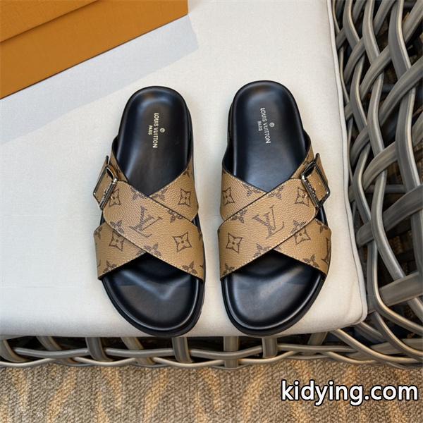 春夏の人気モデル ルイ ヴィトン LOUIS VUITTON 色気のあるスタイルに仕上げ サンダル 上級者すぎる着こなし_ルイ ヴィトン LOUIS VUITTON_ブランド コピー 激安(日本最大級)-0