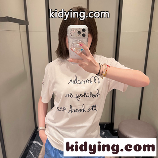 ホワイト 半袖Tシャツ MONCLER モンクレール コピー フロント筆記体ロゴ 袖ワッペン クルーネック ゆったりシルエット-0
