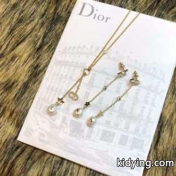 冬ファッションの定番 ディオール DIOR 季節感溢れる秋らしいコーデ ピアス 簡単にトレンド感のある_ディオール DIOR_ブランド コピー 激安(日本最大級)-0