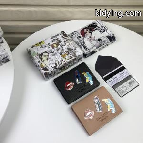 財布/ウォレット 【2019秋冬トレンド】押さえておきたい プラダ サイズのよさを感じる新作 PRADA  2色可選 秋にこれがはやりそう_プラダ レディース財布_財布 レディース_スーパーコピーブランド激安通販 専門店-0