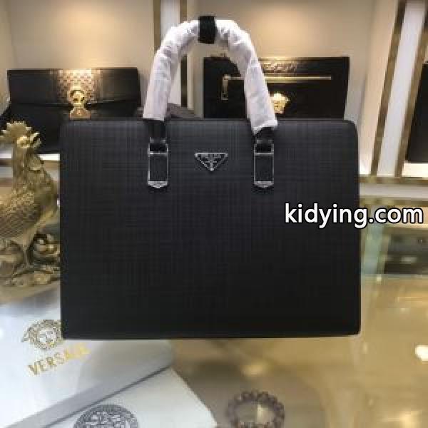 プラダ 2019年秋冬に欠かせない PRADA トレンド入り確実最新コレクション ハンドバッグ 活躍するトレンドアイテム_プラダ メンズバッグ_バッグ メンズ_スーパーコピーブランド激安通販 専門店-0