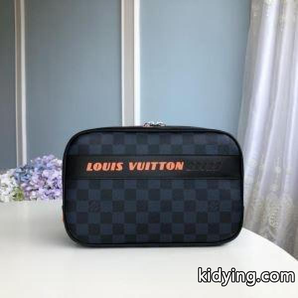 秋冬ナチュラルコーデに大活躍 ルイ ヴィトン おしゃれさんに近づける LOUIS VUITTON ポーチ 秋冬にきちんと感も漂うはスタイリング_ルイ ヴィトン LOUIS VUITTON_ブランド コピー 激安(日本最大級)-0
