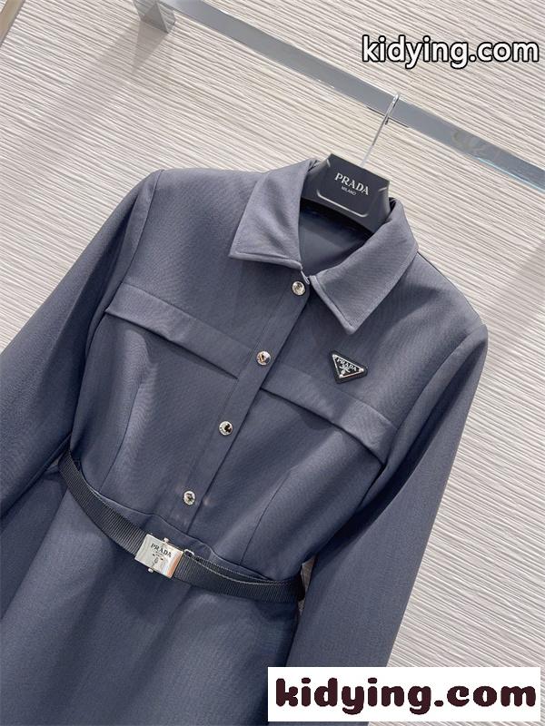 チャコールグレー 長袖シャツワンピース PRADA ベルト付き プラダ コピー 三角ロゴ フロントボタン Aラインシルエット-1