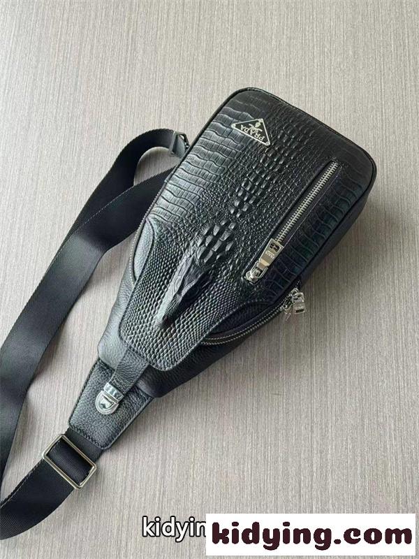 ワンショルダーバッグ レザー調 メンズライク仕様 PRADA プラダ コピー バッグ 外出対応 実用派モデル 今季チェック-2