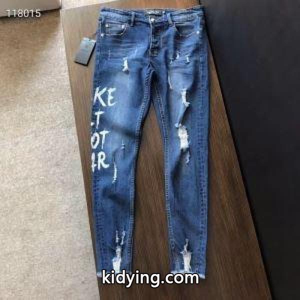 冬ムードを盛り上げる フィリッププレイン 動きやすく楽チンなスタイル PHILIPP PLEIN ジーンズ 防寒とおしゃれを両立させるコーデ_フィリッププレイン PHILIPP PLEIN_ブランド コピー 激安(日本最大級)-0