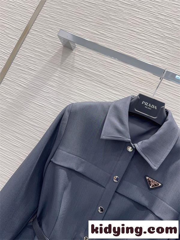 チャコールグレー 長袖シャツワンピース PRADA ベルト付き プラダ コピー 三角ロゴ フロントボタン Aラインシルエット-2