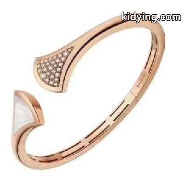 ブレスレット 冬ファッションと相性抜群 ブルガリ 秋冬ファッションに合わせたい BVLGARI 秋冬着こなしも上品に演出_ブルガリ BVLGARI_ブランド コピー 激安(日本最大級)-0