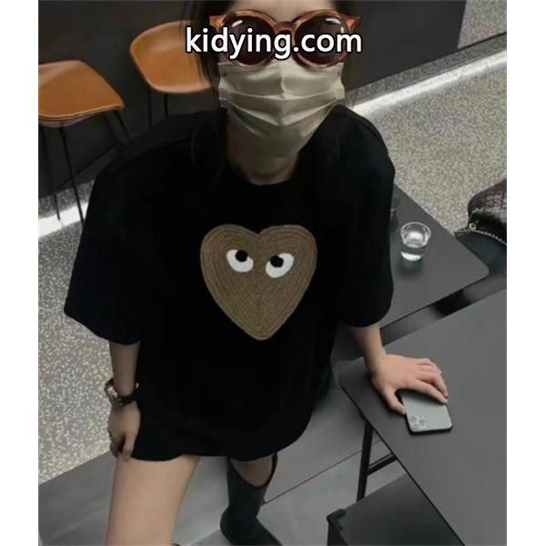 カラーバリエーションごとに配色が異なるのがポイント CDGビッグロゴtシャツコピー-0