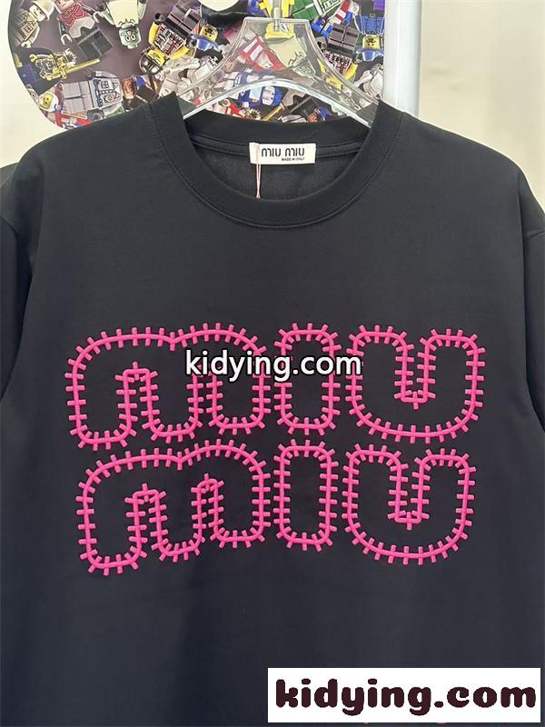 MIUMIU 可愛い Tシャツ ブラック ミュウミュウ コピー 半袖 ビッグロゴ 韓国風 カジュアル 存在感抜群-6