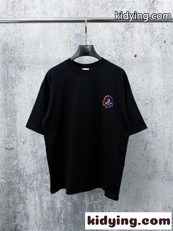 ホワイト ワンポイントロゴ クルーネック MONCLER モンクレール コピー 半袖Tシャツ 春夏トップス 清潔感コーデ-1