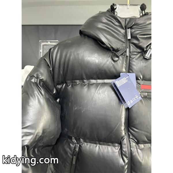 光沢ブラックレザー調カラー 迫力暖感 冬季重厚 最新 PRADA プラダ スーパーコピー ダウンジャケット-2