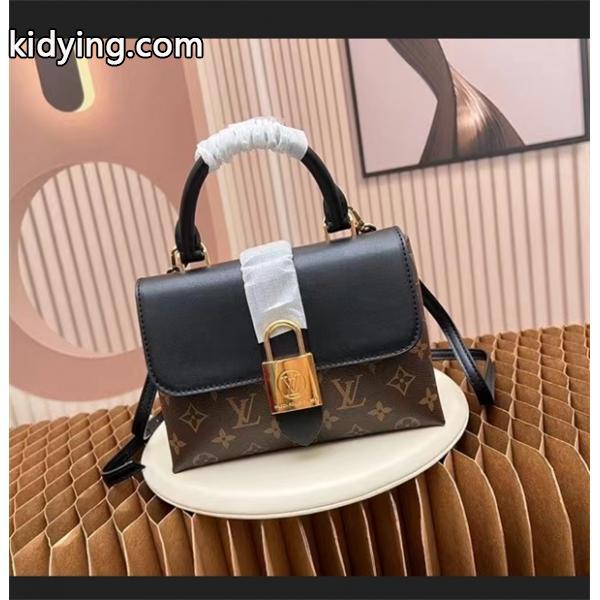 遊び心たっぷり秋冬コーデ秋冬におすすめ着こなし ルイ ヴィトン LOUIS VUITTON 斜め掛けバッグ ブランド コピー 激安(日本最大級)-0