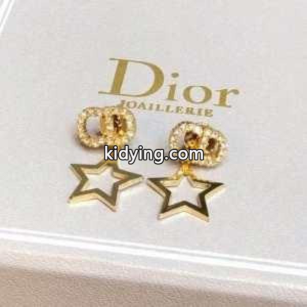 この秋トレンドに合わせる着こなし ディオール おしゃれなスタイリングが簡単に叶える DIOR ピアス 秋冬ファッションの決め手_ディオール DIOR_ブランド コピー 激安(日本最大級)-0