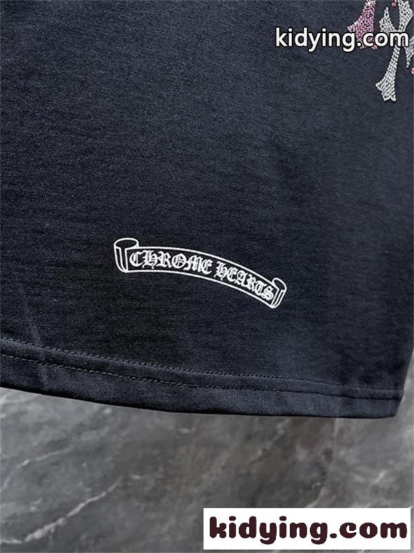 ブラック 半袖Tシャツ Chrome Hearts クロムハーツ コピー ピンククロス刺繍風 胸元ワンポイント クルーネック ゆったりシルエット-4