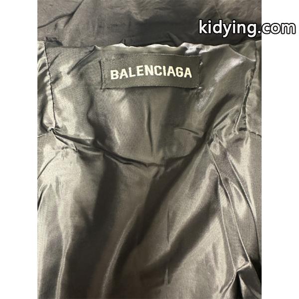 BALENCIAGA ブラックホワイトカラーブロック バッジ満載 バレンシアガ 偽物 ダウンジャケット 2025AW注目-3