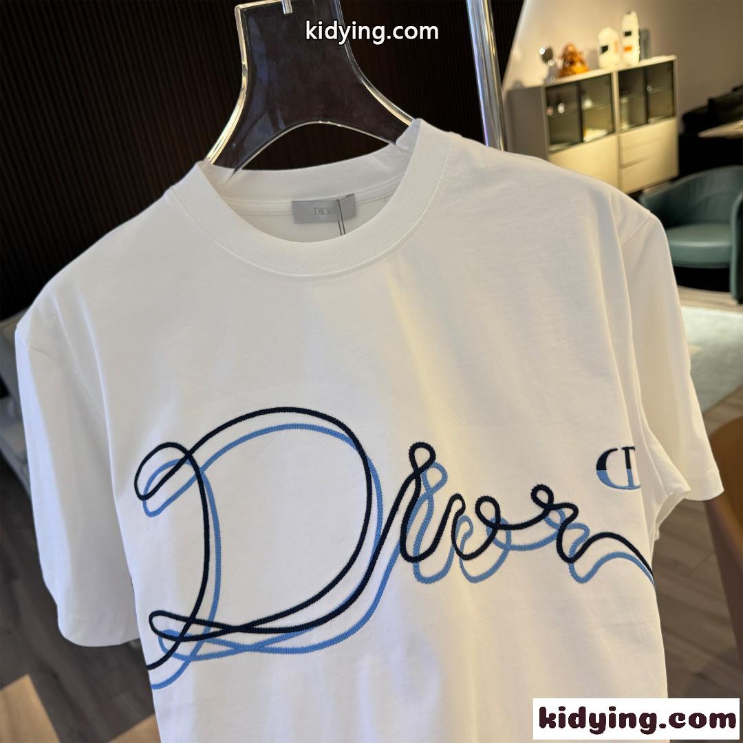 ディオール コピー 半袖トップス Dior グラフィックラインロゴ 刺繍デザイン ホワイト ブラック ブルー配色 モード系 スタイリッシュ 手書き風-3