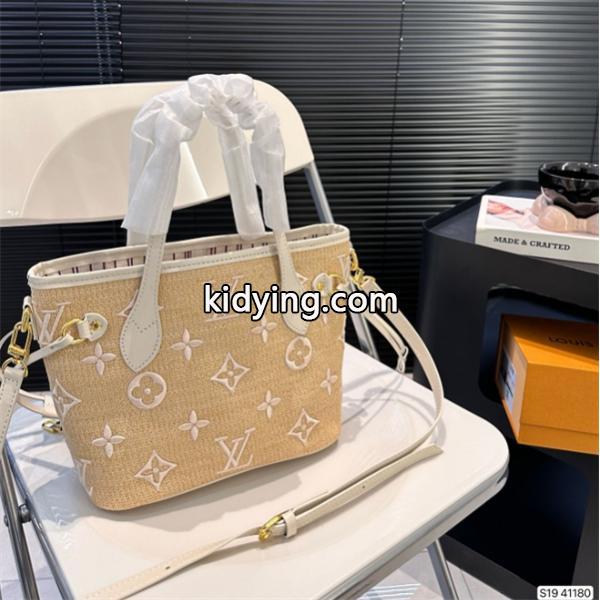 斜め掛けバッグ 秋冬におしゃれな着こなし 冬の最旬コーデに仕上げる ルイ ヴィトン LOUIS VUITTON_ブランド コピー 激安(日本最大級)-0