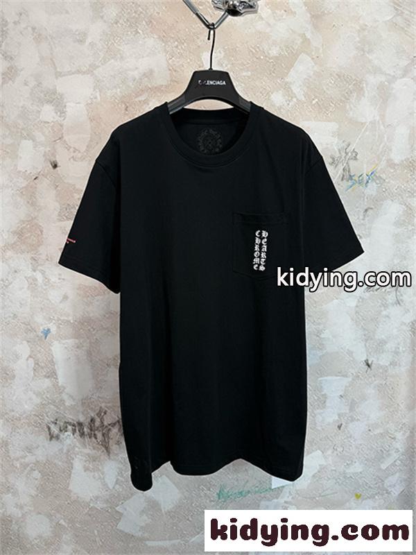 ブラック 半袖Tシャツ Chrome Hearts クロムハーツ コピー 胸ポケットロゴ バック英字プリント ゴシック文字 クルーネック-5