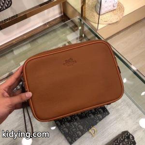 コーデにアクセントをプラス エルメス HERMES オフィスコーデもシャレ見え ポーチ この春夏に出番の多い_エルメス HERMES_ブランド コピー 激安(日本最大級)-0