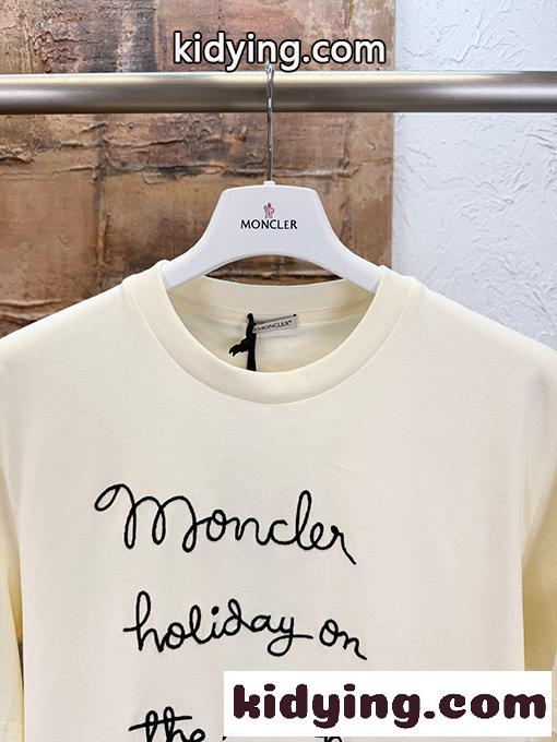 ホワイト 半袖Tシャツ MONCLER モンクレール コピー フロント筆記体ロゴ 袖ワッペン クルーネック ゆったりシルエット-3