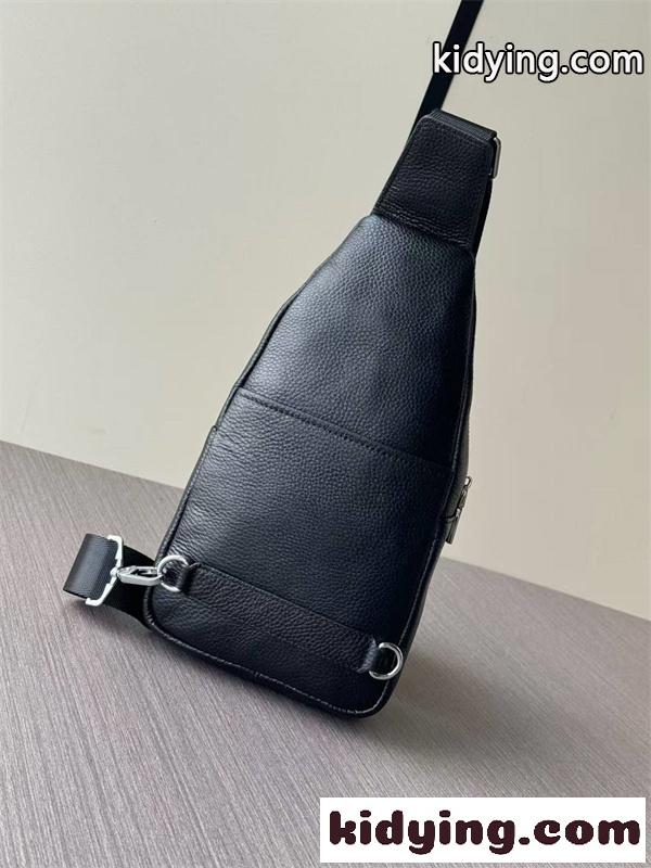 ワンショルダーバッグ レザー調 メンズライク仕様 PRADA プラダ コピー バッグ 外出対応 実用派モデル 今季チェック-1