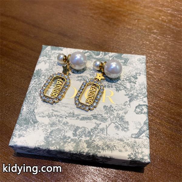ピアス 冬のコーデも上品なイメージにしてくれる ディオールこの秋で旬のスタイルを楽しむ DIOR 秋冬のコーデの強い味方_ディオール DIOR_ブランド コピー 激安(日本最大級)-0