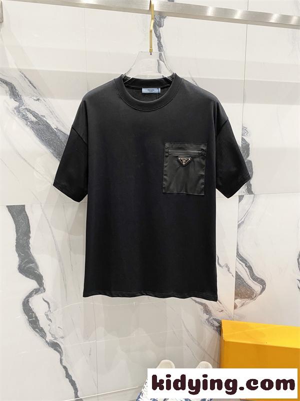 PRADA コピー プラダ Re-Nylon 半袖Tシャツ ブラック ナイロンポケット ロゴプレート ミニマルデザイン 軽量高機能 モード系 メンズ-3