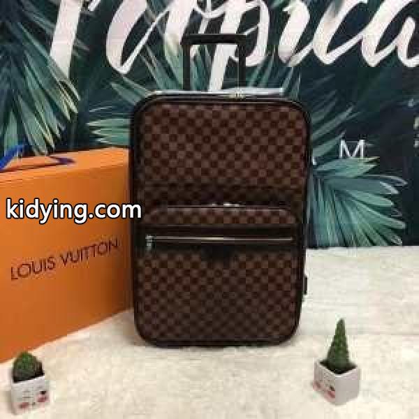 2019春夏流行する ルイ ヴィトン LOUIS VUITTON リラックスした雰囲気に トランク ファッションに新しい色_ルイ ヴィトン LOUIS VUITTON_ブランド コピー 激安(日本最大級)-0