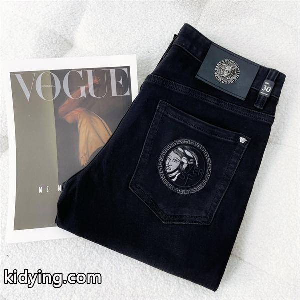 オフィスコーデもシャレ見え ヴェルサーチVERSACE こなれた雰囲気が特徴 ジーンズ_ヴェルサーチ VERSACE_ブランド コピー 激安(日本最大級)-0