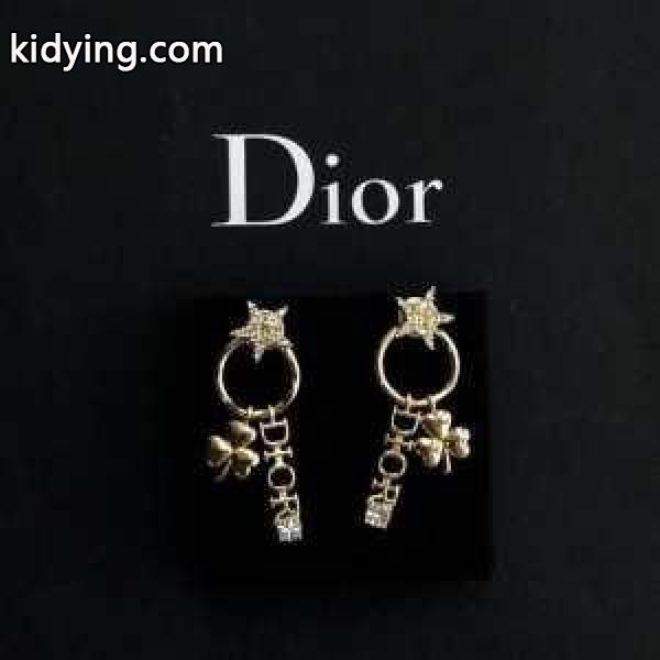 冬コーデの名脇役 ディオール DIOR 寒い季節の王道アイテム ピアス 秋冬らしいカジュアルな雰囲気を持つ_ディオール DIOR_ブランド コピー 激安(日本最大級)-0