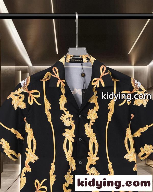 ヴェルサーチ コピー メデューサバックプリント 華麗バロックライン 総柄シャツ 半袖 開襟 ブラック×ゴールド 高級感 Versaceイメージ 洗練スタイル-2