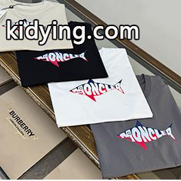 デイリーウェア ブラック ロゴTシャツ MONCLER モンクレール コピー シャークグラフィック 半袖 丸首 フロントプリント-0